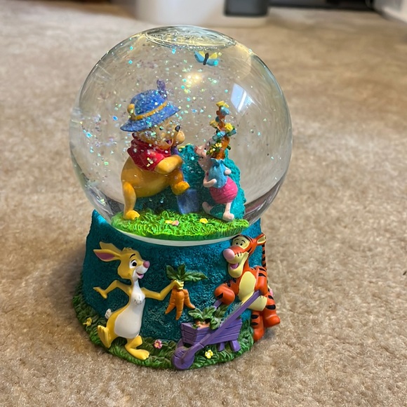 Disney Other - Disney Winnie the Pooh gardening musical snowglobe